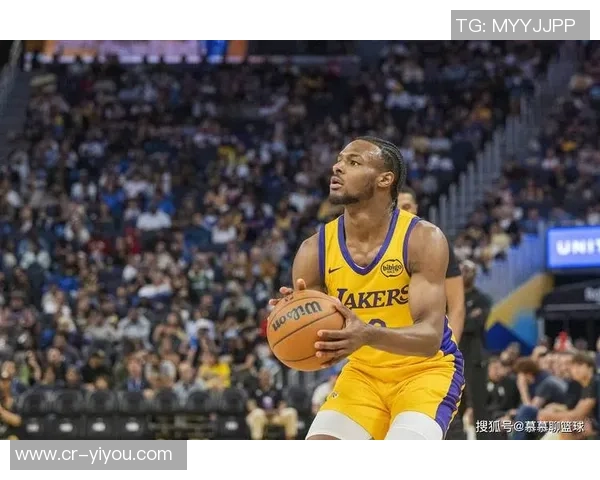 布朗尼单臂劈扣震撼全场詹姆斯感慨上空气与众不同